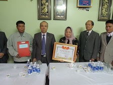 Trao Hồ sơ đính chính thông tin liệt sỹ cho gia đình liệt sỹ Bảo đảm hàng hải Nguyễn Trọng Diện. 