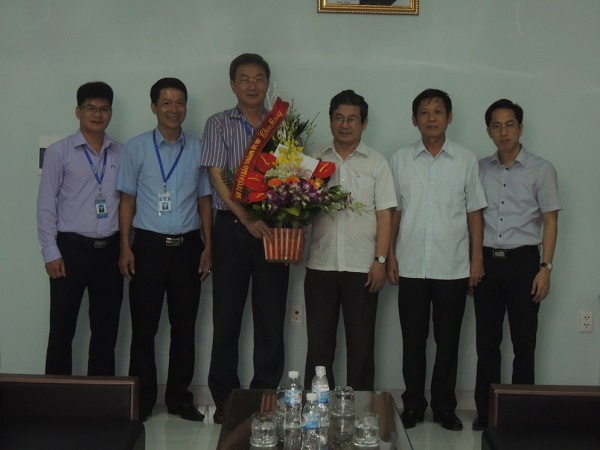 Ban Tuyên giáo Thành ủy thành phố Hải Phòng đến tặng hoa, chúc mừng 60 năm ngày truyền thống Tổng công ty Bảo đảm an toàn hàng hải miền Bắc (15/5/1955 – 15/5/2015). 